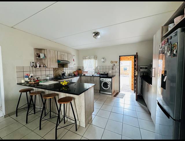2 BEDROOM TOWNHOUSE FOR SALE IN ALBEMARLE
